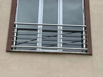 PVC pencere önüne monte edilmiş doğal gri alüminyum Fransız balkon korkuluğu, altı yatay ara boru sıralı